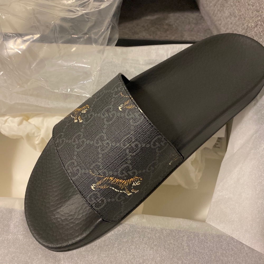Gucci mens GG supreme tiger slide sandals